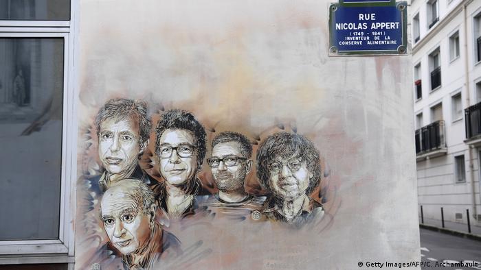 Un mural con los rostros de las víctimas del terrorismo islamista de 2015 en la redacción de Charlie Hebdo.