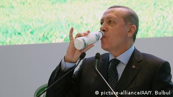 O πρόεδρος Ερντογάν θα προτιμούσε το εθνικό ποτό της χώρας να είναι το αριάνι και όχι η ρακή