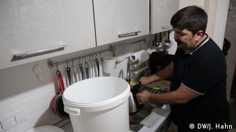 Ο Βούσλατ Εζντερμιρχάν παράγει μπύρα στην κουζίνα του