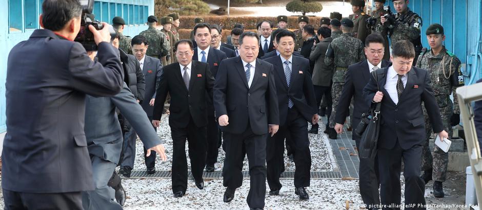 Delegação da Coreia do Norte cruza fronteira com o sul para o encontro com representantes sul-coreanos
