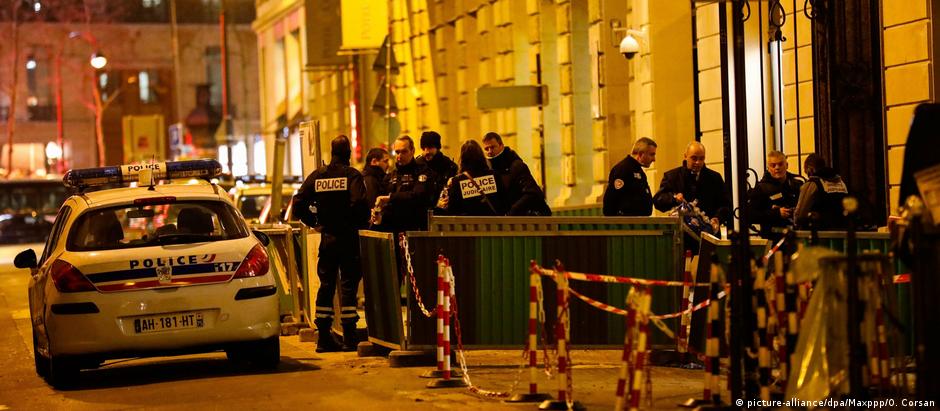 Investigadores trabalham no local, após assalto a hotel cinco estrelas parisiense