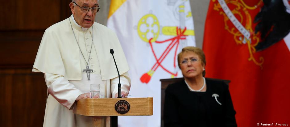 Papa pede perdão em primeiro ato de sua visita ao Chile. Ao fundo, a presidente Michelle Bachelet