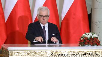 Ο πολωνός υπουργός Εξωτερικών Γιάτσεκ Τσαπούτοβιτς υπεραμύνεται των επίμαχων μεταρρυθμίσεων στη δικαιοσύνη