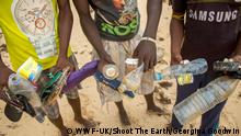 Kenia Lamu Männer sammeln Plasikflaschen