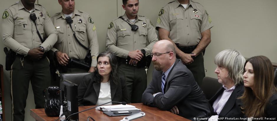 Louise (c.) e David Turpin (dir.) se apresentam em Tribunal na Califórnia