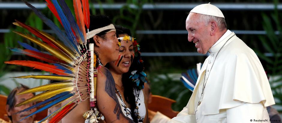No Peru, primeiro ato do papa Francisco (dir.) foi um encontro com indígenas