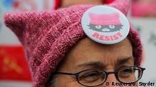 USA Cambridge Massachusetts - Frau trägt pinken Pussyhat beim Women's March