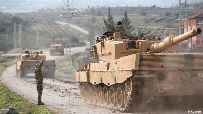 Comboio militar turco chega a um lugarejo na fronteira com a Síria