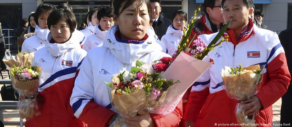 Jogadoras de hóquei norte-coreanas chegam a centro de treinamento na Coreia do Sul