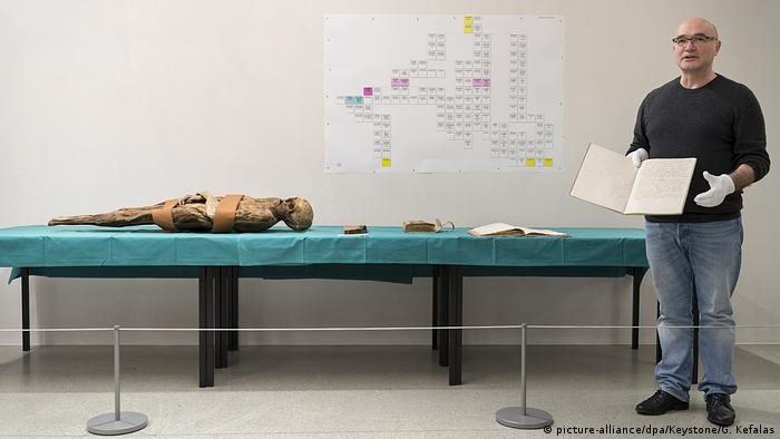 Researcher Gerhard Hotz with the BarfÃ¼sser mummy (picture-alliance/dpa/Keystone/G. Kefalas)