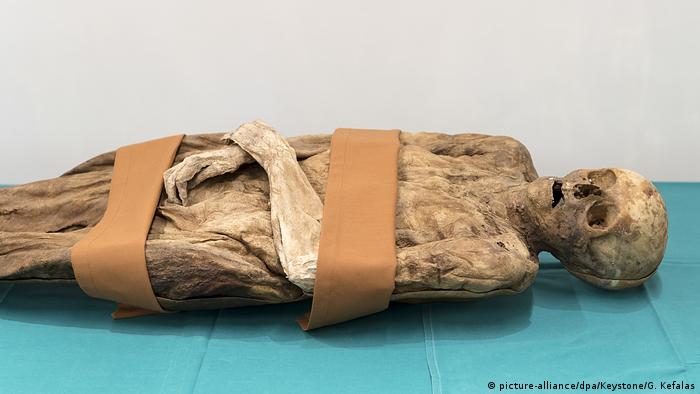 The BarfÃ¼sser mummy show preserved on a table (picture-alliance/dpa/Keystone/G. Kefalas)