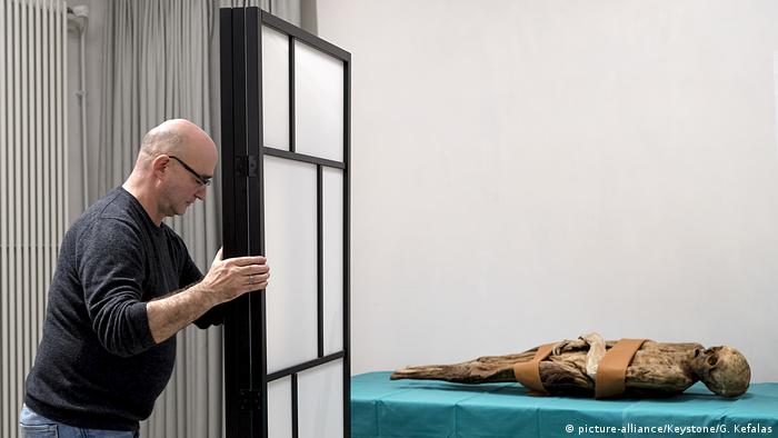 Researcher Gerhard Hotz with the BarfÃ¼sser mummy (picture-alliance/dpa/Keystone/G. Kefalas)