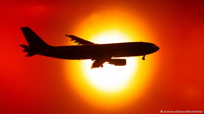 Symbolbild Flugzeug vor Sonnenuntergang, Symbol picture airplane in front of sunset (picture-alliance/blickwinkel)