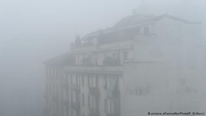 Europa Luftverschmutzung in Mailand Italien (picture alliance/NurPhoto/F. Di Nucci)