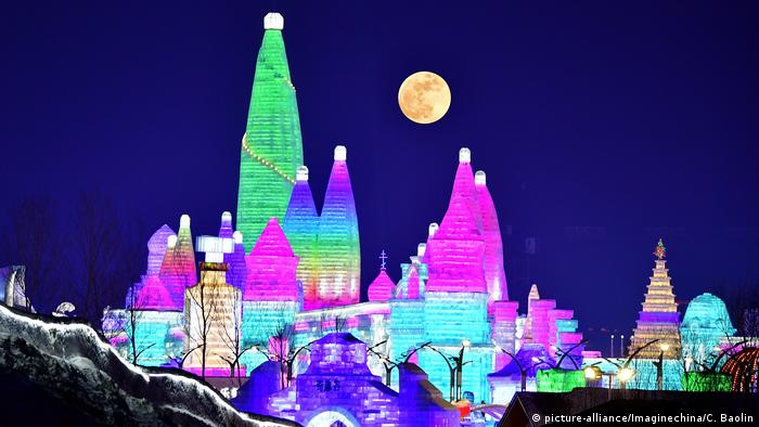 China Harbin Ice and Snow World Supermond (picture-alliance/Imaginechina/C. Baolin)