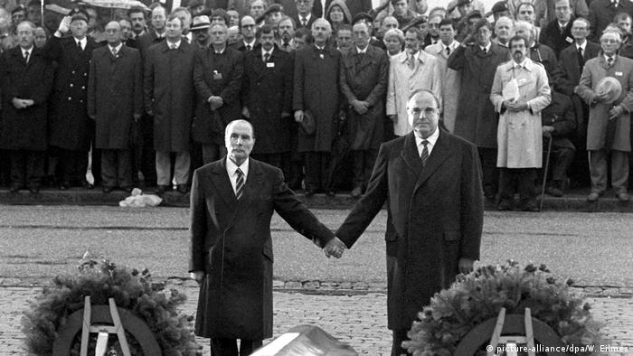 Verdun Historische Geste Helmut Kohl Francois Mitterrand (picture-alliance/dpa/W. Eilmes)