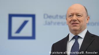 Σε δύσκολη θέση πλέον ο επικεφαλής της Deutsche Bank Τζον Κράιαν