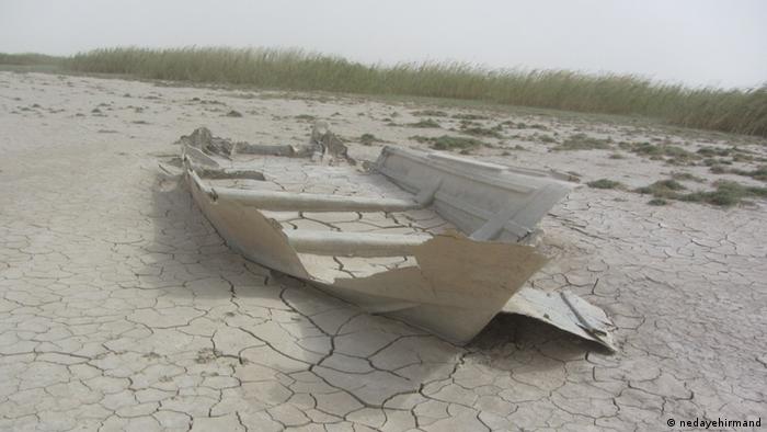 خشک شدن بخش بزرگی از دریاچه هامون صدها هزار نفر را در شرق ایران بیکار و آواره کرده است