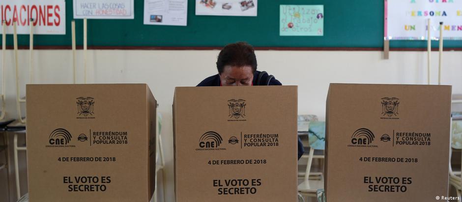 Equatoriano vota em Quito: votos contra a reeleição superaram 60%