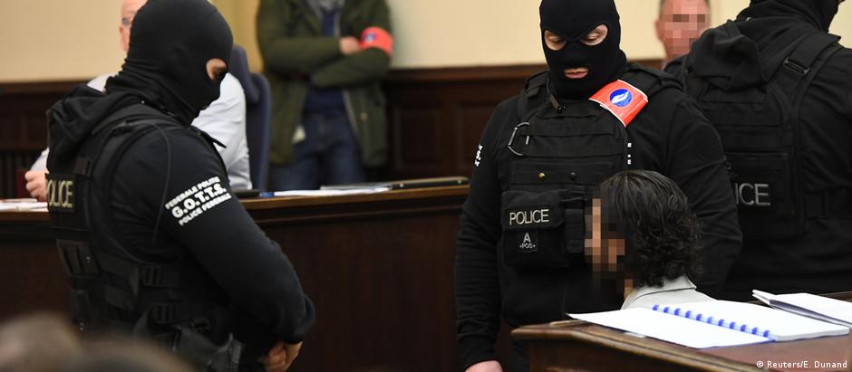 Abdeslam, de barba e cabelos compridos, se recusou a responder as perguntas dos juízes no tribunal em Bruxelas