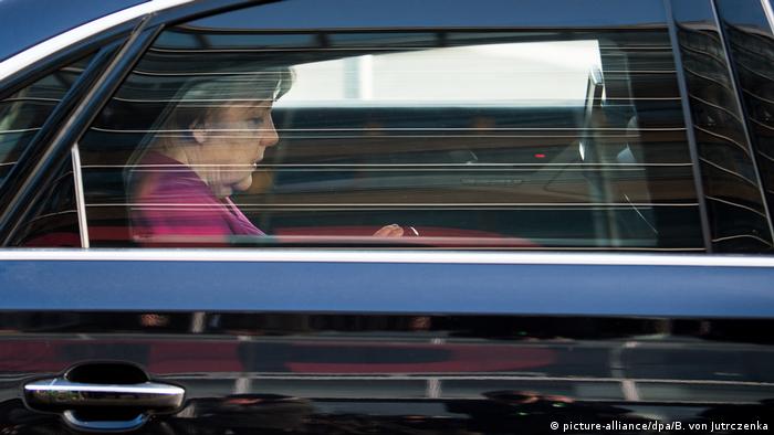 Ангела Меркель в машине