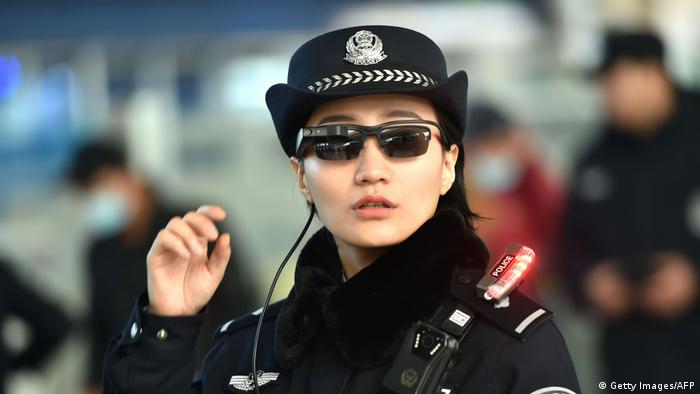 China Polizei Brille mit Gesichtserkennungstechnologie (Getty Images/AFP)