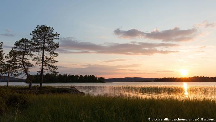 Finnland Mitternachtssonne über dem Intarsie im Sommer (picture-alliance/chromorange/O. Borchert)
