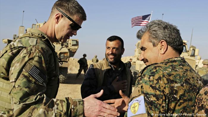Syrien U.S. Army Maj. Gen. Jamie Jarrard und Manbij Military Council commander Muhammed Abu Adeel 