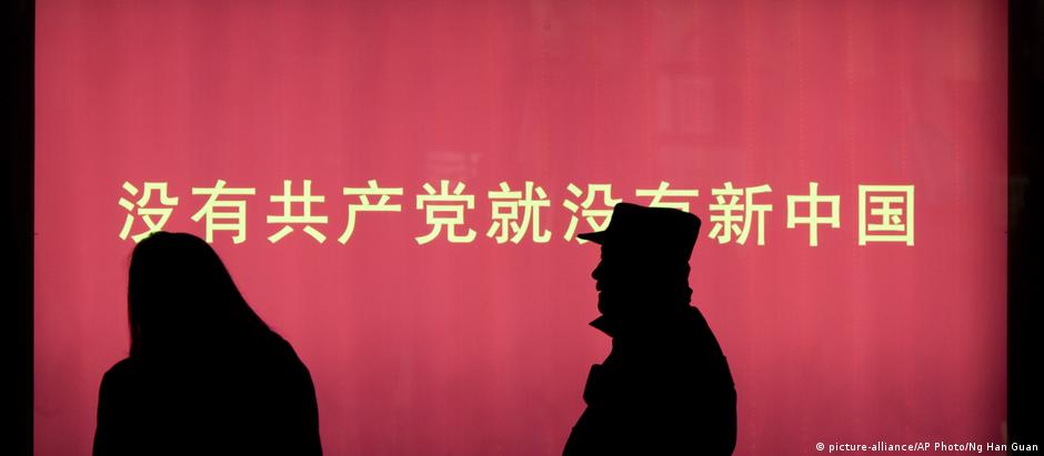 "Sem o Partido Comunista, não haveria uma nova China", diz cartaz espalhado pelo país em outubro
