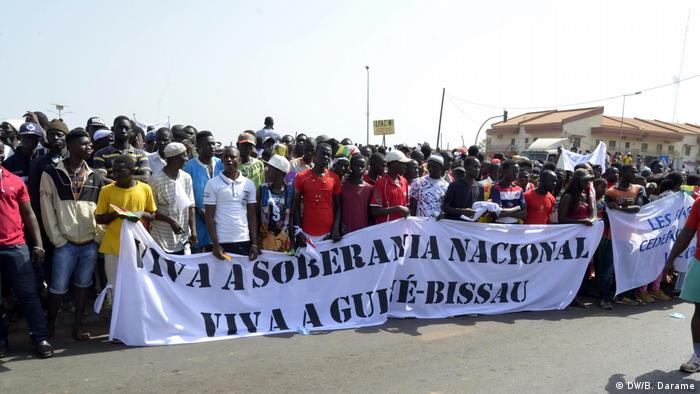 Foto de arquivo: Guineenses sancionados pela CEDEAO protestam em Bissau, em fevereiro de 2018.