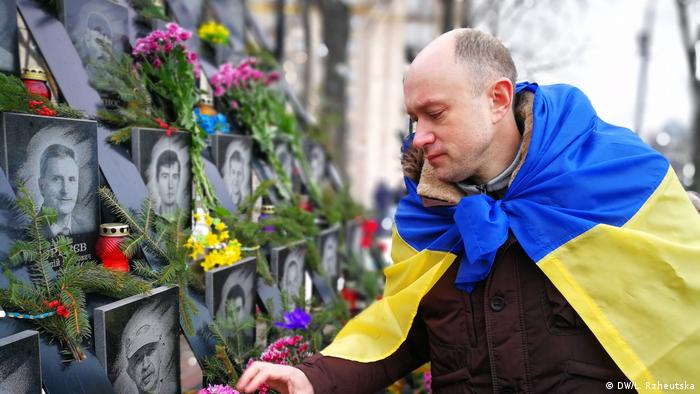 Verwandte der Opfer auf dem Maidan 2014 (DW/L. Rzheutska)