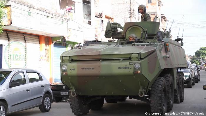 Tanque en la ciudad: el Ejército debe velar por la paz y seguridad ciudadana. (picture-alliance/dpa/NOTIMEX/H. Araujo)