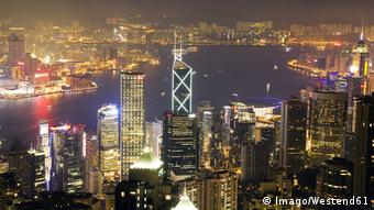 China Skyline von Hongkong bei Nacht (Imago/Westend61)