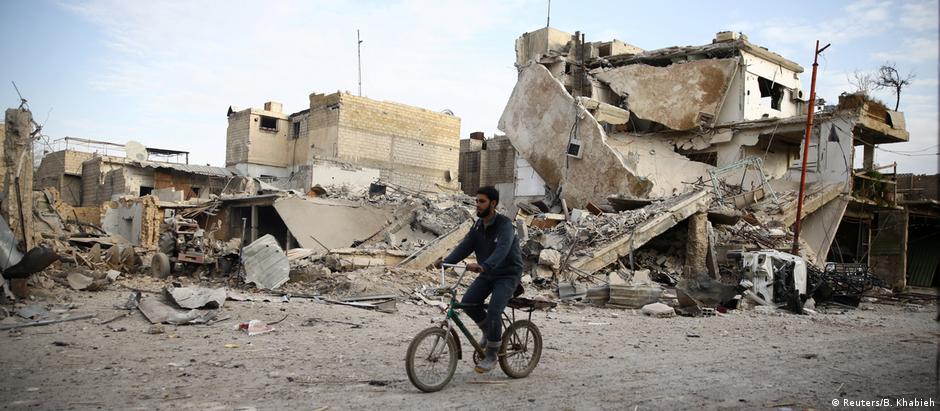 Ataques e combates destruíram estas residências na cidade de Douma, em Ghouta Oriental