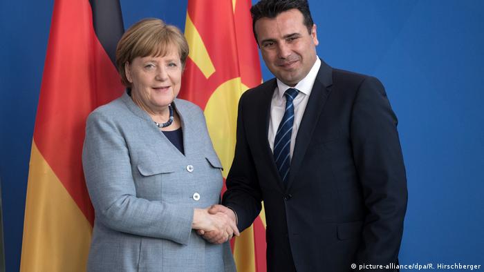 Berlin - Kanzlerin Merkel empfängt Mazedoniens Regierungschef Zaev (picture-alliance/dpa/R. Hirschberger)