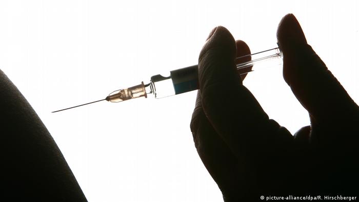 Deutschland Grippewelle Symbolbild Impfung (picture-alliance/dpa/R. Hirschberger)