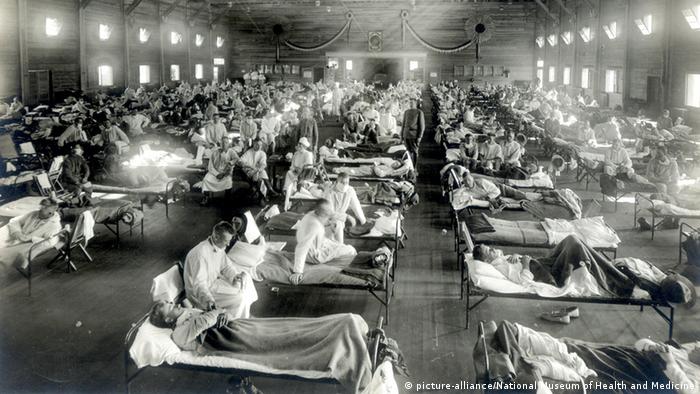 La gripe española podrìa haber causado daños cerebrales en un millòn de personas. Aquì, pacientes en un hospital de campaña en Kansas, EE. UU.