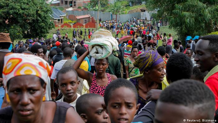 Refugees from the RDC carrying their belongings on the way to a Rwandan camp (Reuters/J. Bizimana)