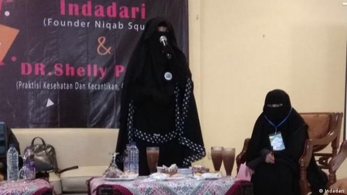 Gambar Perempuan Memakai Hijab Cadar Berwarna Foto Bareng Sahabat Dialam