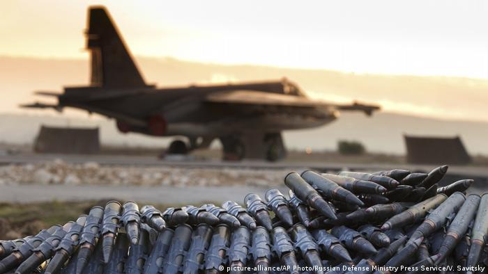 Russian jet in Syria pictured alongside ammunition at the Russian Hemeimeem Air Base (picture-alliance/AP Photo/Russian Defense Ministry Press Service/V. Savitsky)