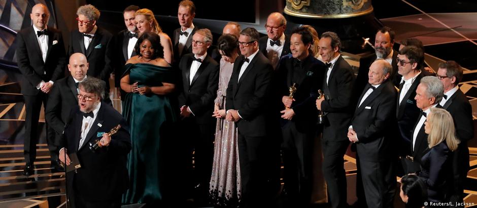 Guillermo del Toro discursa após receber o Oscar de melhor filme
