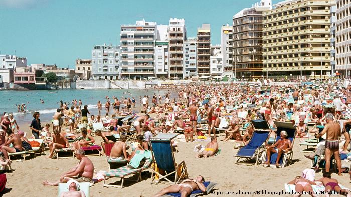 Massentourismus Gran Canaria - Playa de las Canteras (picture-alliance/Bibliographisches Institut/H. Wilhelmy)