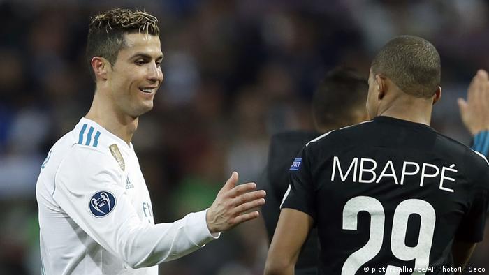 UEFA Champions League Cristiano Ronaldo und Kylian Mbappe (picture-alliance/AP Photo/F. Seco)