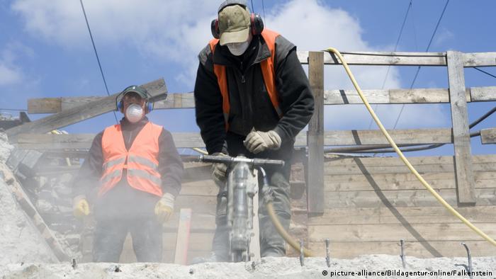 Arbeiter mit Presslufthammer, Abrissarbeiten, Workers with air hammer... (picture-alliance/Bildagentur-online/Falkenstein)