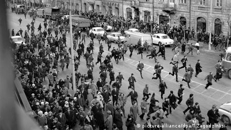 Students demonstrated in front of the Communist Party building in Warsaw in 1968. (picture-alliance/dpa/T.Zagodzinksi)
