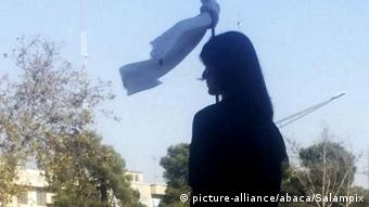 Iran Frau protestiert wegen Kopftuch-Gesetz (picture-alliance/abaca/Salampix)