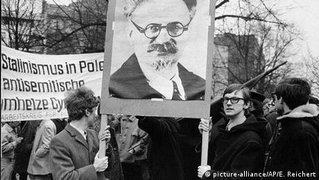 Students protest in Berlin in solidarity with Polish students in 1968. (picture-alliance/AP/E. Reichert)