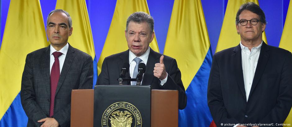 O presidente da Colômbia entre o comissário de paz Rodrigo Rivera (à esq.) e o negociador Gustavo Bell