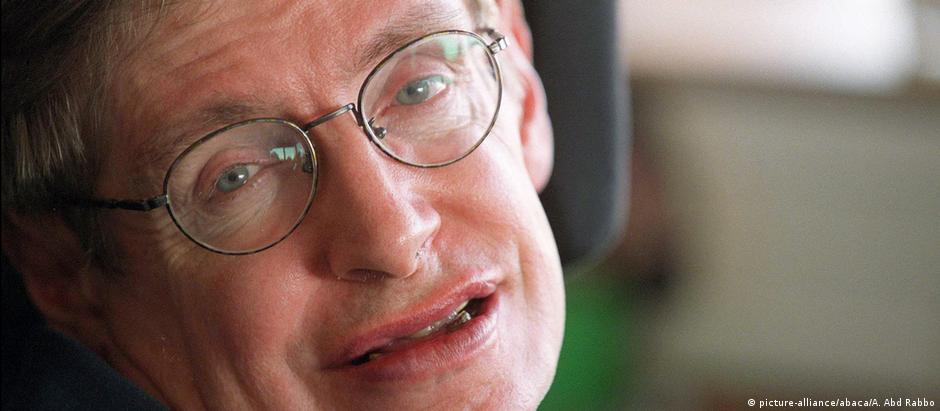 Stephen Hawking em foto de 2001