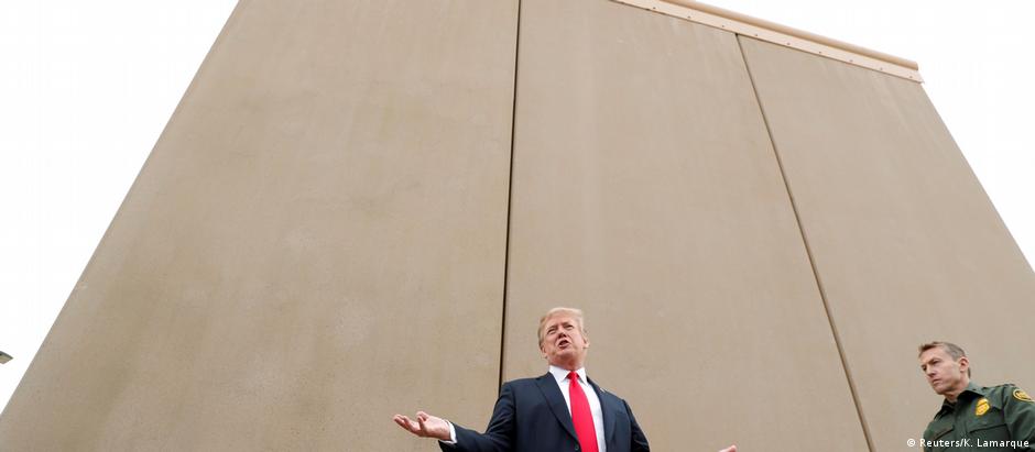 Donald Trump analisou protótipos do muro em meados de março